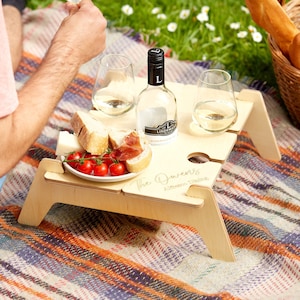 Personalisierter tragbarer Outdoor-Picknicktisch aus Holz / Personalisiertes Weintablett / Benutzerdefinierte niedriger hölzerner klappbarer Prosecco-Server / Geschenke für Paare