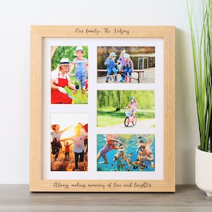 Peut inclure: Un cadre photo en bois avec un collage de photos de famille. Le cadre est en bois clair et est décoré du texte "Our family... The Nelsons" et "Always making memories of love and laughter".