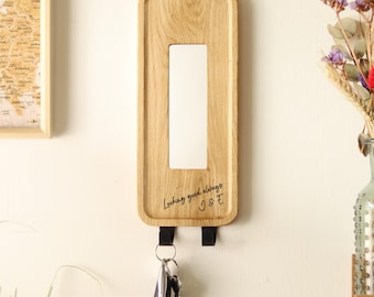 Espejo de roble personalizado con ganchos para llaves, regalo grabado para parejas, espejo de pared para nuevo hogar.