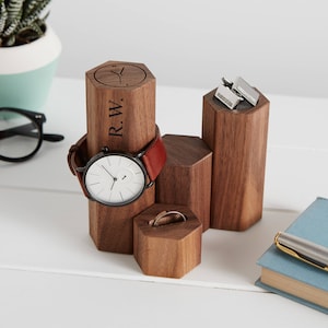 Support à bijoux hexagonal personnalisé en noyer : présentoir pour montre et bague