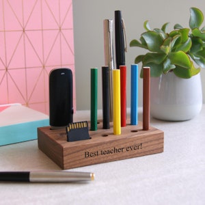 Organizador de escritorio personalizado / Regalo para profesores / Almacenamiento de bolígrafos USB / Portalápices / Organizador de papelería / Organizador de escritorio / Organizador de escritorio de roble o nogal