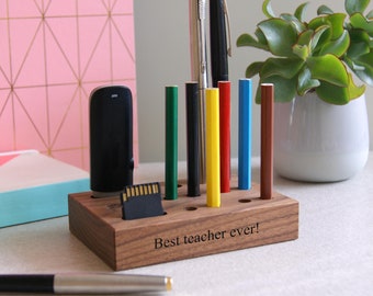 Gepersonaliseerde eikenhouten bureau-organizer: cadeau voor de leerkracht, met opbergruimte voor pennen en usb-sticks.