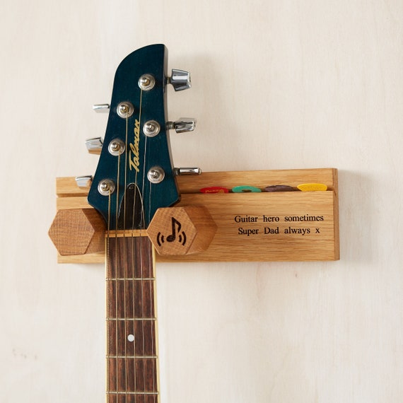 Supporto per chitarra personalizzato montato a parete e porta plettro /  Regalo di compleanno personalizzato per lui / Regalo per adolescenti /  Regalo per lei / Regali per chitarra -  Italia