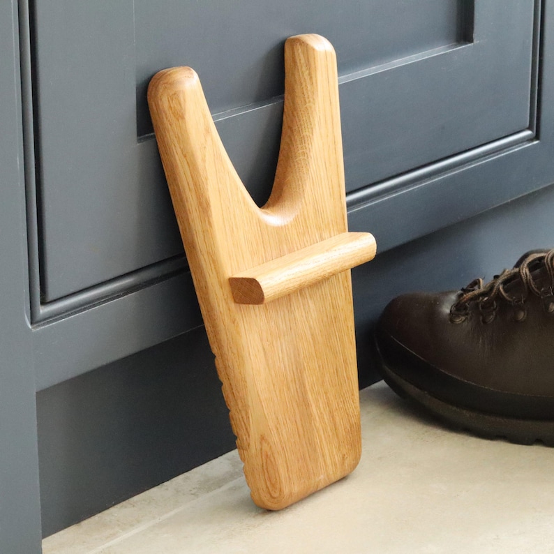 Pu&ograve; includere: Un set di tre tazze in ceramica con finitura opaca e macchiettata. Le tazze sono nei toni del crema, grigio chiaro e grigio scuro. Ogni tazza ha un design semplice e minimalista.