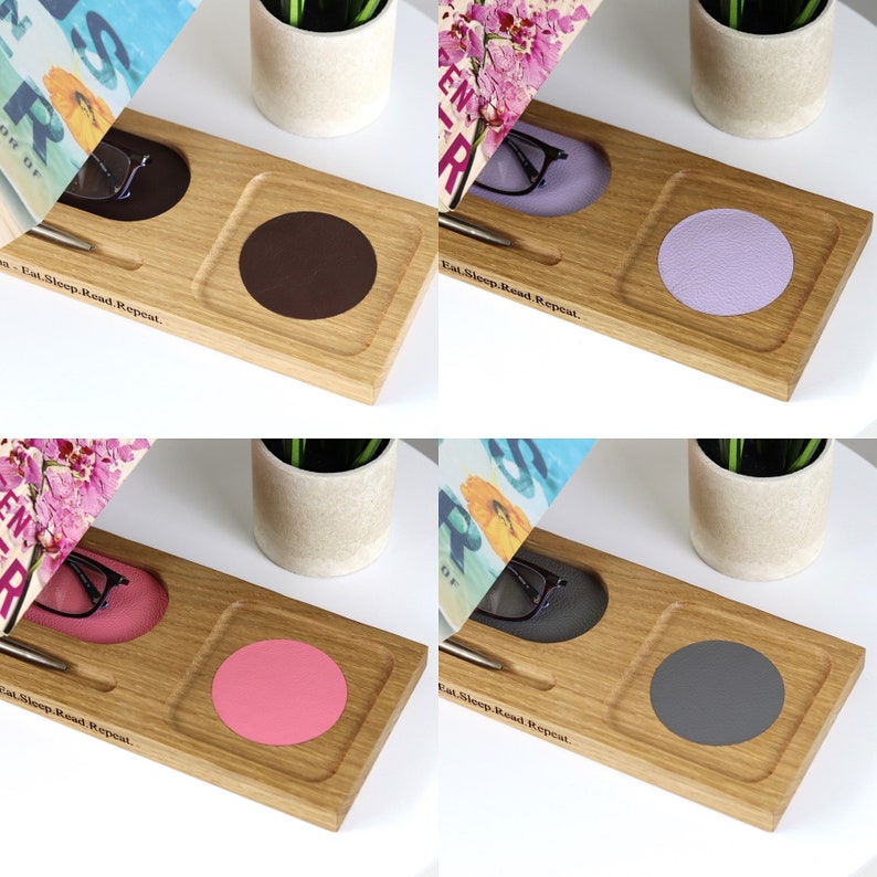 K&ouml;nnte beinhalten: Schreibtisch-Organizer aus Holz mit Stift, Brille und rundem Pad. Der Organizer tr&auml;gt den Text "Eat.Sleep.Read.Repeat." und ist in vier Farbvarianten erh&auml;ltlich: Braun, Lila, Rosa und Grau. Ein stilvolles und funktionales Schreibtischzubeh&ouml;r.