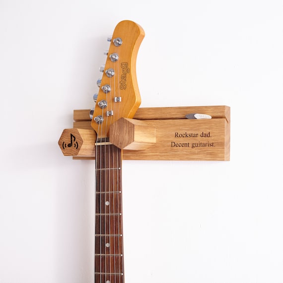 Supporto personalizzato per chitarra elettrica e porta plettro / Regalo per  gli amanti della musica / Appendiabiti da parete asimmetrico per chitarra /  Supporto per display per chitarra -  Italia