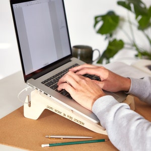 Soporte para computadora portátil personalizado / Soporte elevado para computadora portátil personalizado / Estación de trabajo ergonómica personalizada / Accesorios tecnológicos / Regalos para la oficina en el hogar
