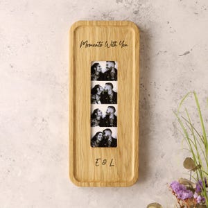 Moldura personalizada para cabine fotográfica em carvalho maciço com opção de impressão de tiras de fotos.