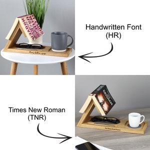 K&ouml;nnte beinhalten: Ein h&ouml;lzerner Buchst&auml;nder mit integriertem Tablett, der ein Buch, eine Brille und eine Tasse h&auml;lt. Der St&auml;nder hat eine nat&uuml;rliche Holzoberfl&auml;che und enth&auml;lt den Text "Mom's bedtime escape". Ein zweiter St&auml;nder wird mit dem Text "Eat Sleep Road Repeat" gezeigt.