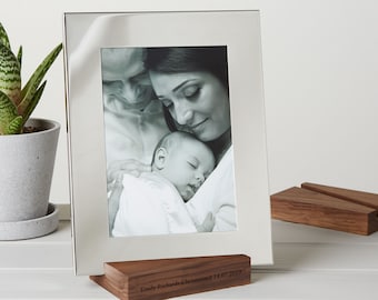 Personalisierter Silber-Fotorahmen mit Walnuss-Ständer