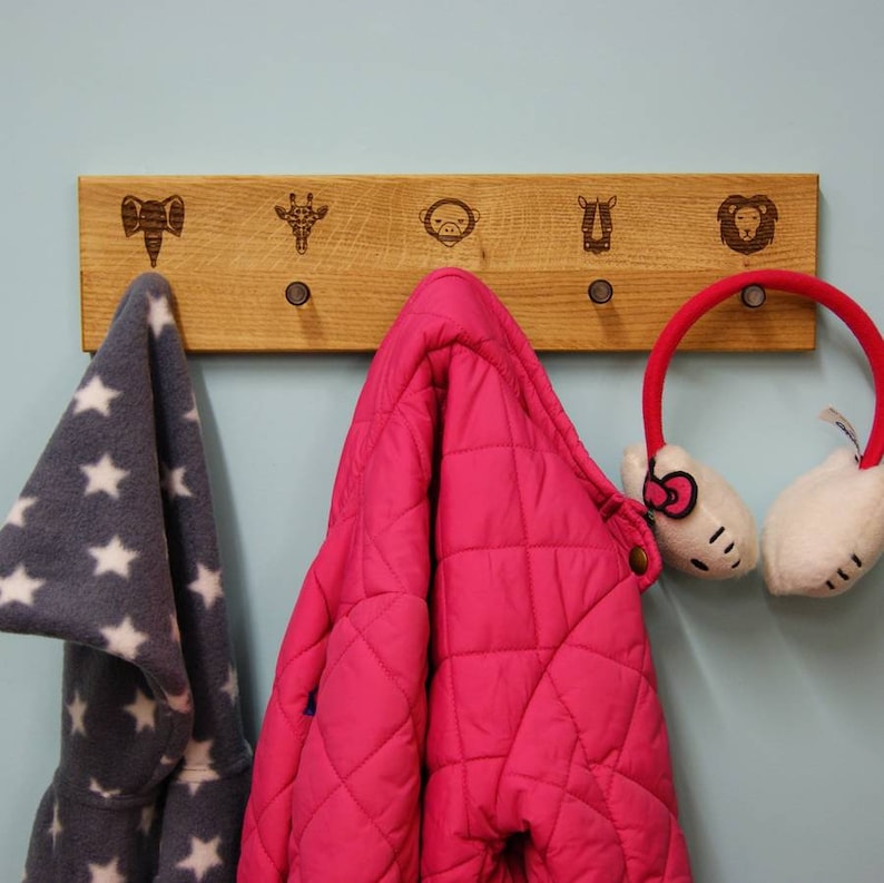 Eikenhouten kinderkapstok: haken met dierentuinmotieven, decoratie voor de kinderkamer afbeelding 1