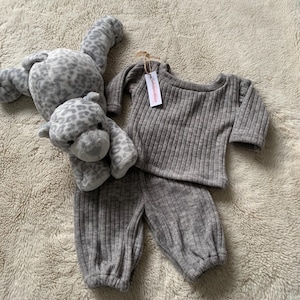 Handgefertigte Baby Strick Set. geschlechtsneutrales Babyset. gemütliches Baby Strick Top und Hose. Baby Pullover. neutrales Babygeschenk. Säuglingsbekleidung