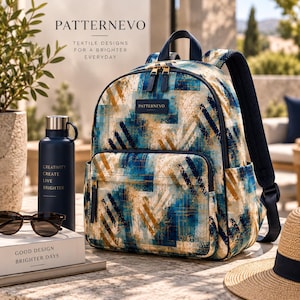 Peut inclure: Un sac à dos arborant un motif abstrait de coups de pinceau bleus, dorés et blancs, doté d'une poche frontale zippée, de bordures bleu foncé et d'une étiquette rectangulaire marquée PATTERNEVO. Il possède des bretelles réglables et des fermetures éclair dorées.