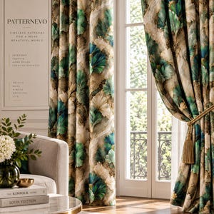 Peut inclure: Rideaux pleine longueur arborant un motif botanique dans des tons de bleu sarcelle, vert et crème avec des accents dorés. Le tissu présente une texture marbrée et est retenu par une embrasse en corde dorée avec un pompon. Le texte à gauche indique PATTERNEVO.