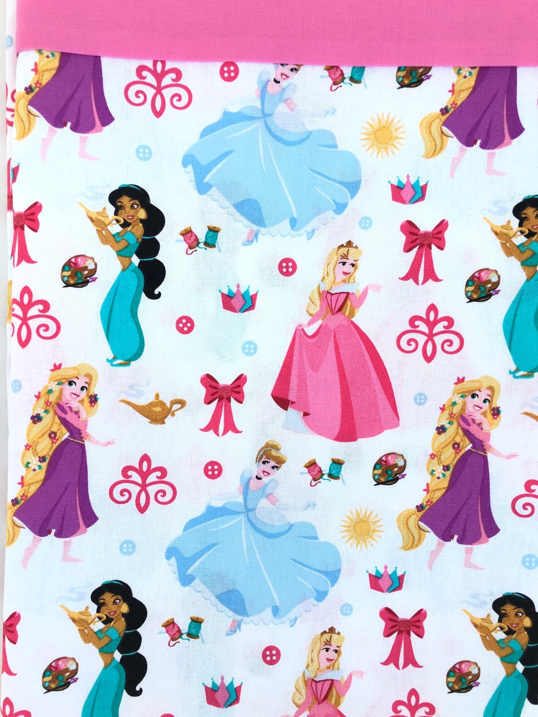 Disney Princesses Pillowcase Featuring Jasmine, Rapunzel, Cinderella and Aurora. Beautiful