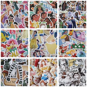 Może przedstawiać: Zbiór kolorowych naklejek z postaciami Disneya, w tym Moana, Ariel, Śnieżka, Alicja w Krainie Czarów i wiele innych. Naklejki idealnie nadają się do dekorowania dzienników, laptopów, butelek z wodą i innych przedmiotów.