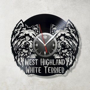Könnte beinhalten: Schwarze Schallplattenuhr mit zwei Silhouetten von West Highland White Terrier Hunden. Das Zifferblatt der Uhr ist schwarz mit weißen Zahlen und Zeigern.