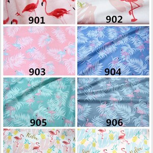 Puede incluir: Muestras de tela con dise&ntilde;os de flamencos en varios colores. Los dise&ntilde;os incluyen fondos rosas, azules y turquesas con motivos de flamencos y hojas tropicales. Algunas muestras tienen la palabra "Relax" e ilustraciones de pi&ntilde;as.