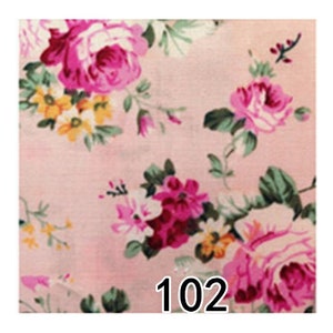 Puede incluir: Tres muestras de tela con estampados florales. La primera es azul claro con rosas rosas y rojas, detalles amarillos y naranjas, y el n&uacute;mero "101". La segunda es rosa con rosas rosas y rojas, detalles amarillos, y el n&uacute;mero "102". La tercera es blanca con rosas rosas y rojas, hojas verdes, y el n&uacute;mero "103".