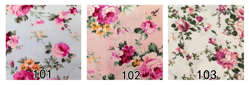 Puede incluir: Tres muestras de tela con estampados florales. La primera es azul claro con rosas rosas y rojas, detalles amarillos y naranjas, y el n&uacute;mero "101". La segunda es rosa con rosas rosas y rojas, detalles amarillos, y el n&uacute;mero "102". La tercera es blanca con rosas rosas y rojas, hojas verdes, y el n&uacute;mero "103".