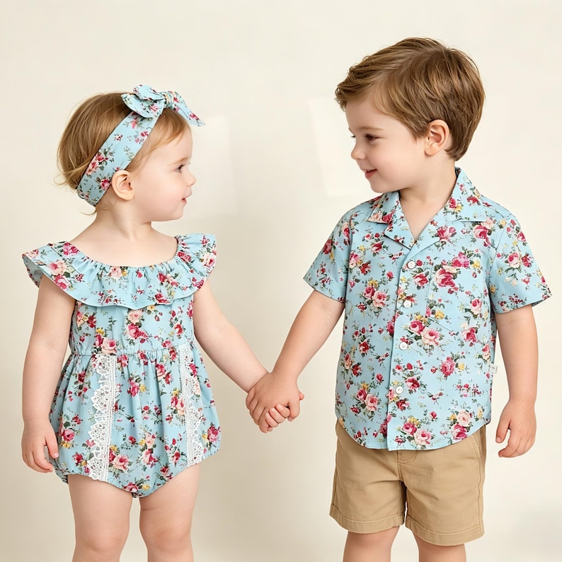 Puede incluir: Un conjunto coordinado para ni&ntilde;os, que incluye un pelele azul claro con estampado floral y una diadema a juego. Un ni&ntilde;o lleva una camisa de manga corta con estampado floral y pantalones cortos color caqui.