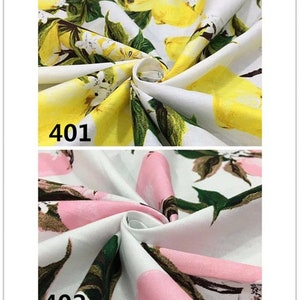Op de afbeelding: Twee stofstalen met bloempatronen. Het bovenste staal toont gele citroenen en witte bloemen op een witte achtergrond, met het nummer "401". Het onderste staal heeft roze bloemen en groene bladeren, met het nummer "402".