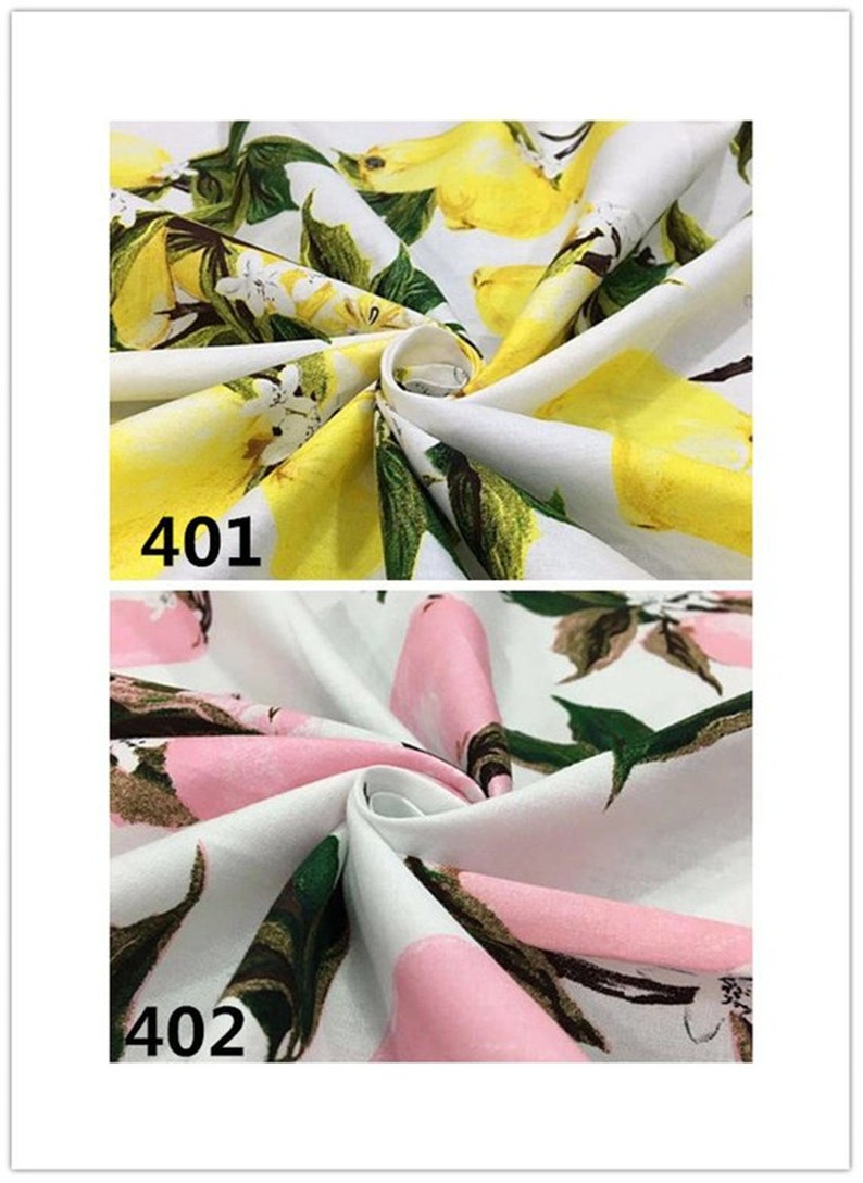Op de afbeelding: Twee stofstalen met bloempatronen. Het bovenste staal toont gele citroenen en witte bloemen op een witte achtergrond, met het nummer "401". Het onderste staal heeft roze bloemen en groene bladeren, met het nummer "402".