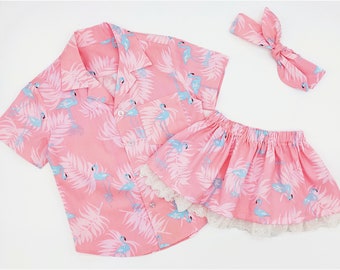 Conjunto de verão combinando em algodão com estampa de flamingo rosa: camisa para bebê menino, saia para menina e faixa de cabelo.