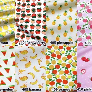 Op de afbeelding: Stalen stof met fruitpatronen. Ontwerpen omvatten citroenen, aardbeien, ananassen, perziken, watermeloenen, bananen, sinaasappels en roze aardbeien. Elke staal is gelabeld met een nummer en de naam van de vrucht.
