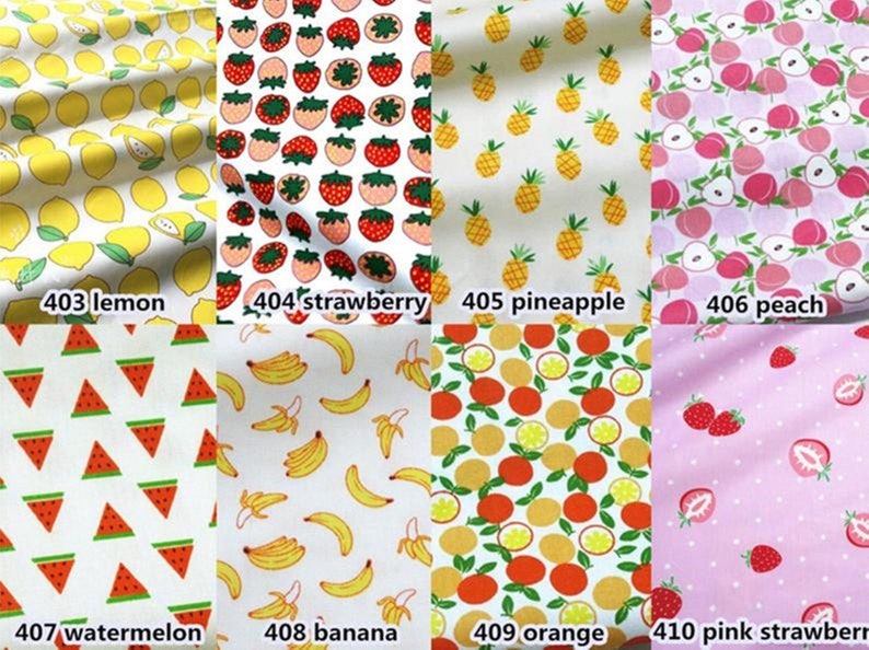Op de afbeelding: Stalen stof met fruitpatronen. Ontwerpen omvatten citroenen, aardbeien, ananassen, perziken, watermeloenen, bananen, sinaasappels en roze aardbeien. Elke staal is gelabeld met een nummer en de naam van de vrucht.