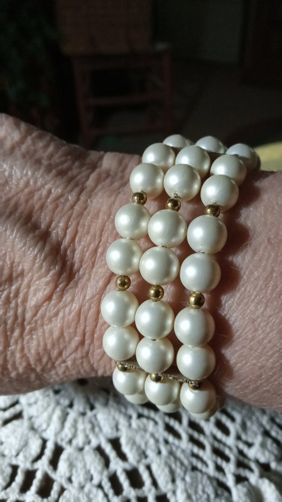 Vtg. 1950s  bracelet with white beads and beaded t