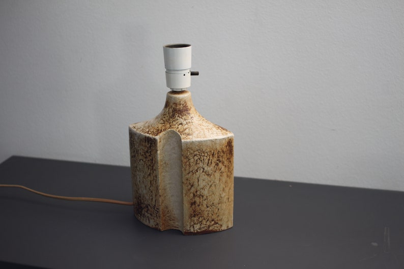 A rare beige and brown table lamp nr S\u00f8holm 1219-1 by artist Haico Nitzsche.