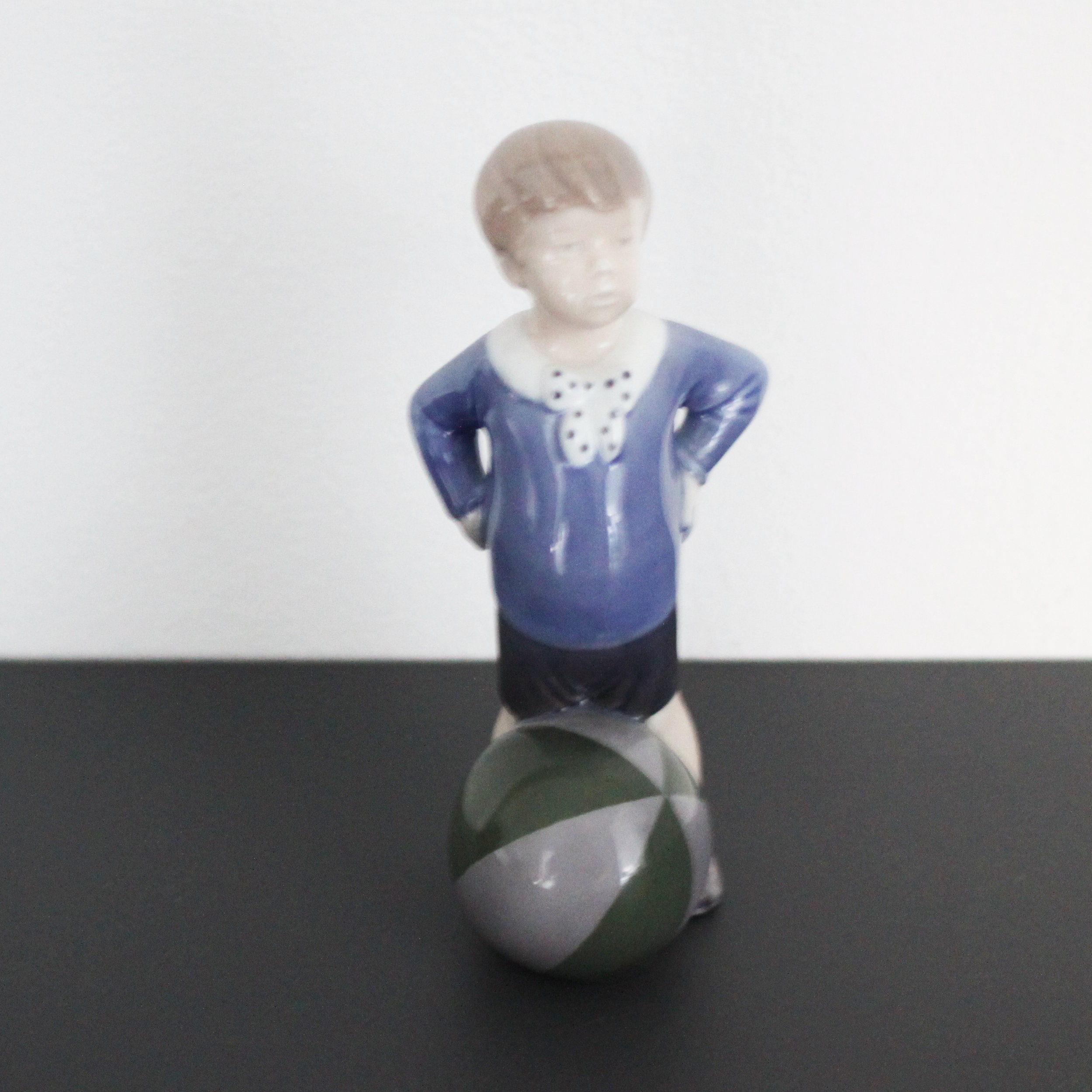 ロイヤルコペンハーゲン ボールを持つ少年（3542）フィギュア オーゲ 