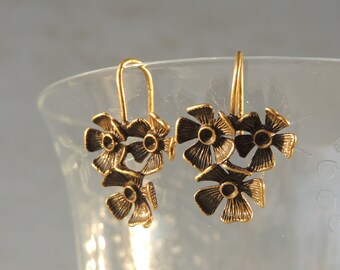 Ear hooks with floral ornament in brass