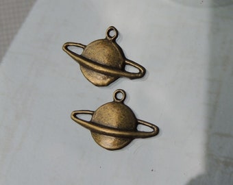 2 Anhänger Saturn Messing