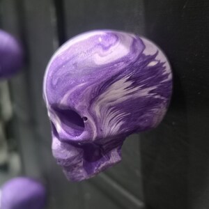 Peut inclure: Décor mural en résine en forme de crâne marbré violet et blanc.