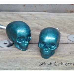 Peut inclure: Deux boutons de cabinet en forme de crâne vert sarcelle avec des vis argentées. British Racing Green.
