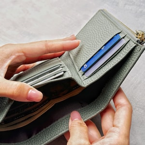 Cartera de cuero triple para mujer con bolsillo para monedas, cartera de cuero de grano completo con cremallera, estilo simplificado y cartera con múltiples departamentos.