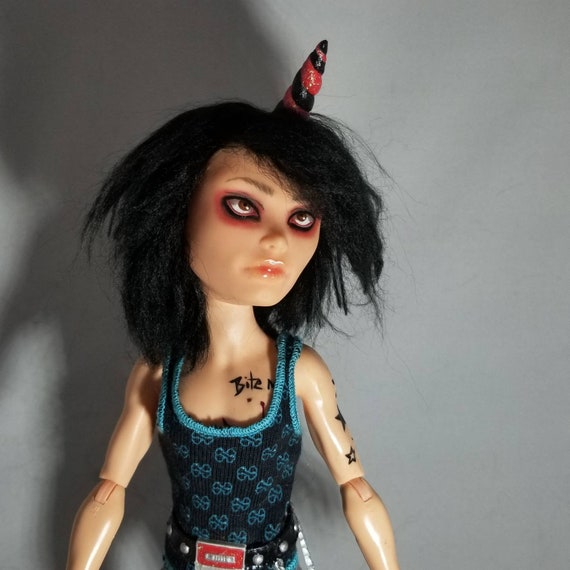 Ooak monster high Emo licorne garçon scène alt style gothique punk inspiré,  visage vers le haut et cheveux avec tatouages, tenue incluse -  France