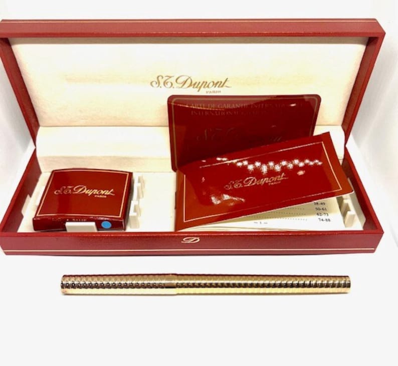 Pluma estilográfica S.T. Dupont Montparnasse – Guilloché bañado en oro, plumín mediano de 18 quilates imagen 1