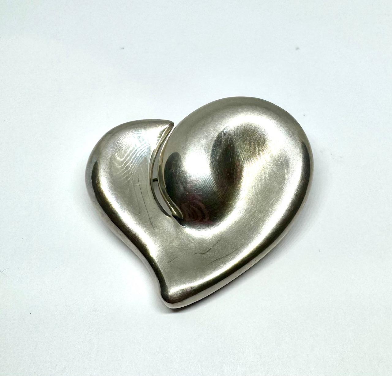 Tiffany & Co. PERETTI シルバーブローチ　「r」 Tiffany & Co. PERETTI シルバーブローチ 「r」