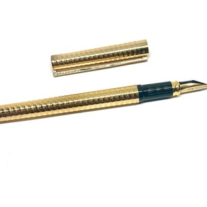Pluma estilográfica S.T. Dupont Montparnasse – Guilloché bañado en oro, plumín mediano de 18 quilates imagen 3