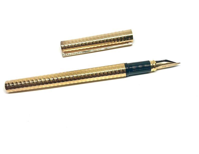 Pluma estilográfica S.T. Dupont Montparnasse – Guilloché bañado en oro, plumín mediano de 18 quilates imagen 3