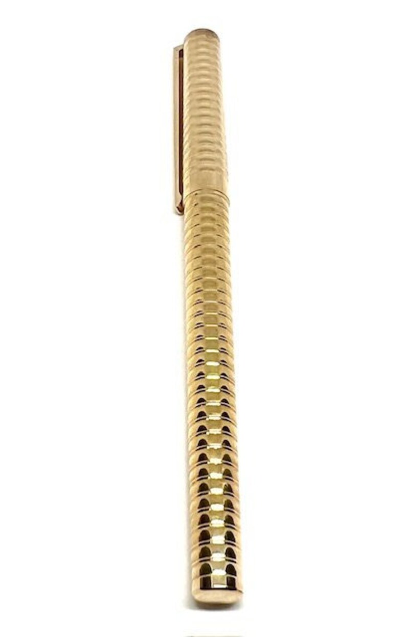 Pluma estilográfica S.T. Dupont Montparnasse – Guilloché bañado en oro, plumín mediano de 18 quilates imagen 2
