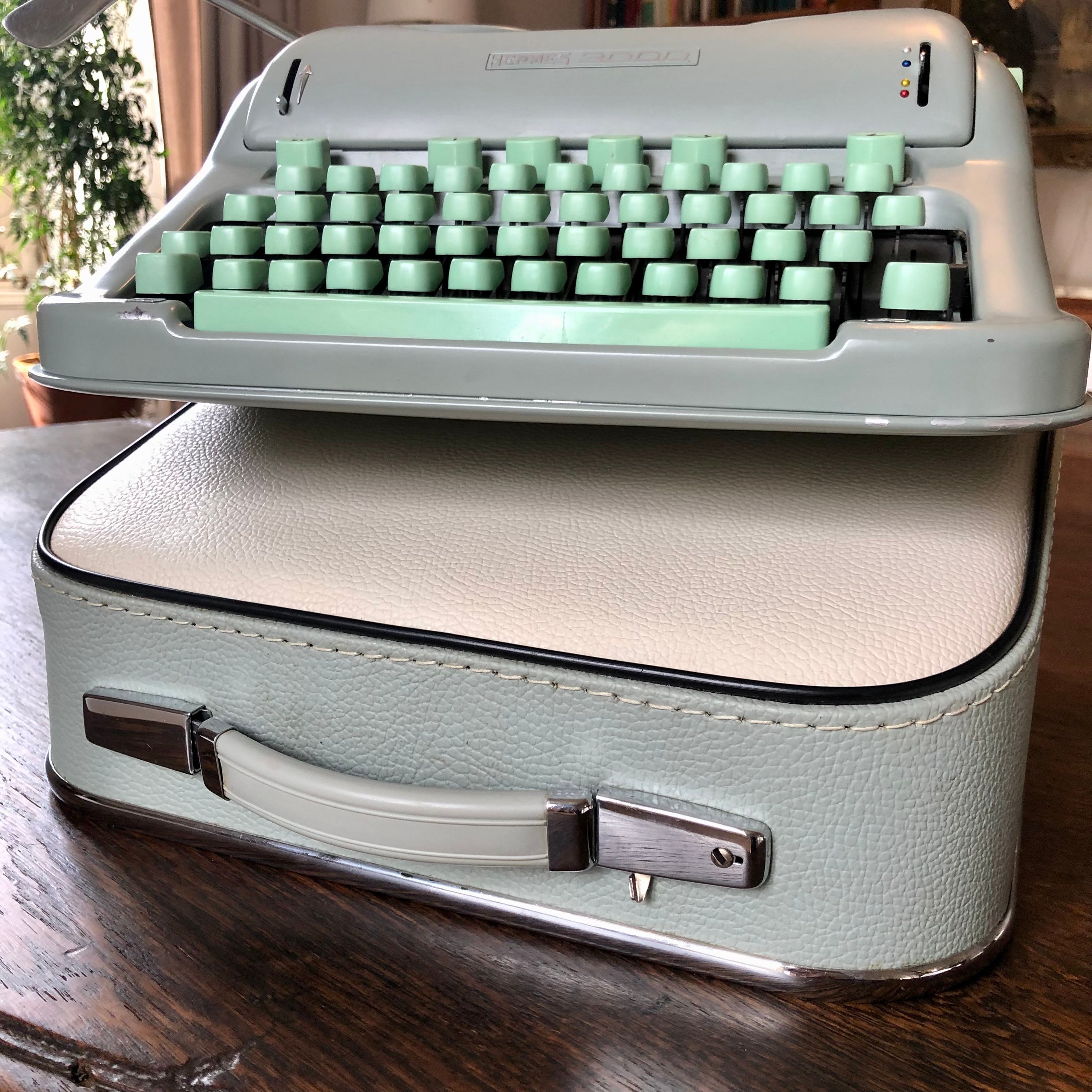 Le Saint Graal de La Hermes 3000 - La Version Luxe Machine à Écrire Seafoam' Swiss Made Serviced