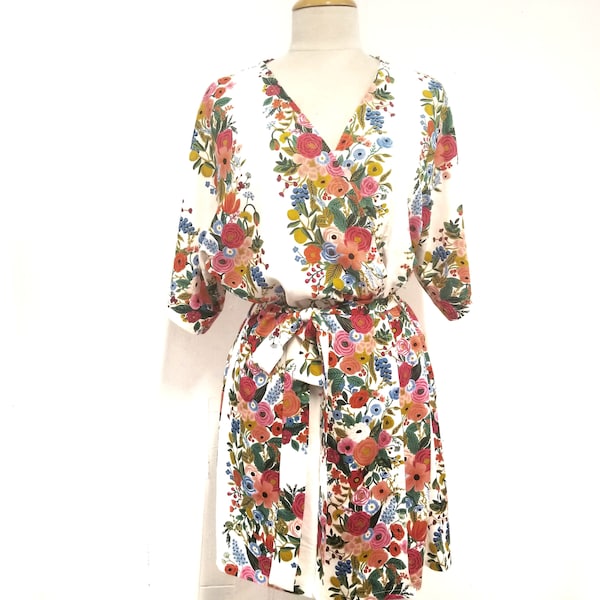 Kimono Robe - Gewehr Papier und Co. Floral weißen Hintergrund