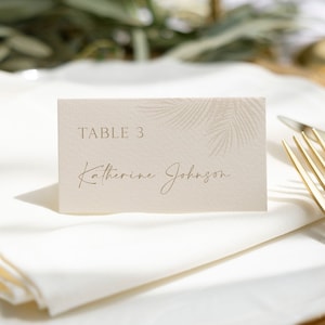 Cartão de lugar de casamento tropical moderno editável, cartão de assento tropical com palmeira neutra, cartão de lugar moderno com tenda minimalista tropical, modelo de barraca de comida