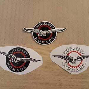 Könnte beinhalten: Drei schwarze und weiße Bügelbilder mit einem roten Zahnrad-Design und dem Text "Guzzisti Nomads".