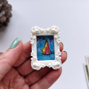 Pequeña pintura al óleo de pera con marco blanco