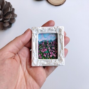 Pintura de paisagem floral em miniatura – Pequena arte de flores silvestres pintada à mão em moldura ornamentada, decoração para casa de bonecas, ideia de presente única